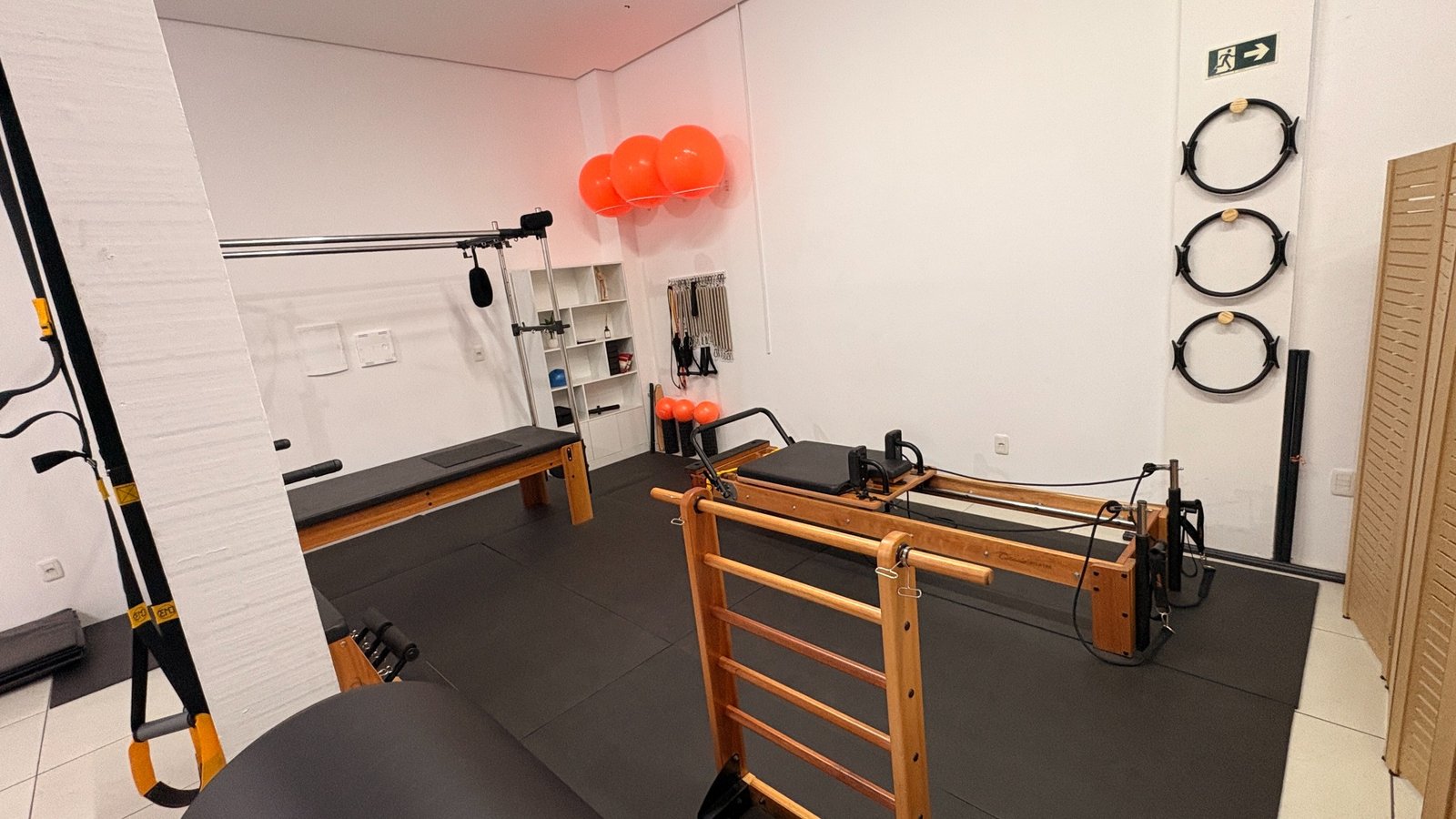 Área de Pilates do Studio DS Training com equipamentos